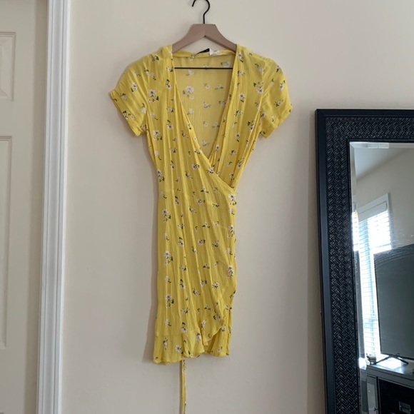 Ribbed wrap dress. Yellow with white flowers from Stradivarius. Size Small - Picture 1 of 3